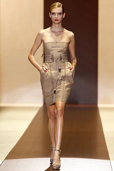 Look 16